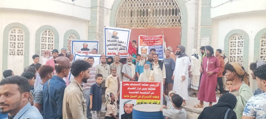 وقفة احتجاجية في الشيخ عثمان تطالب بالإفراج العاجل عن إمام مسجد الهاشمي المحتجز منذ ثلاثة أشهر