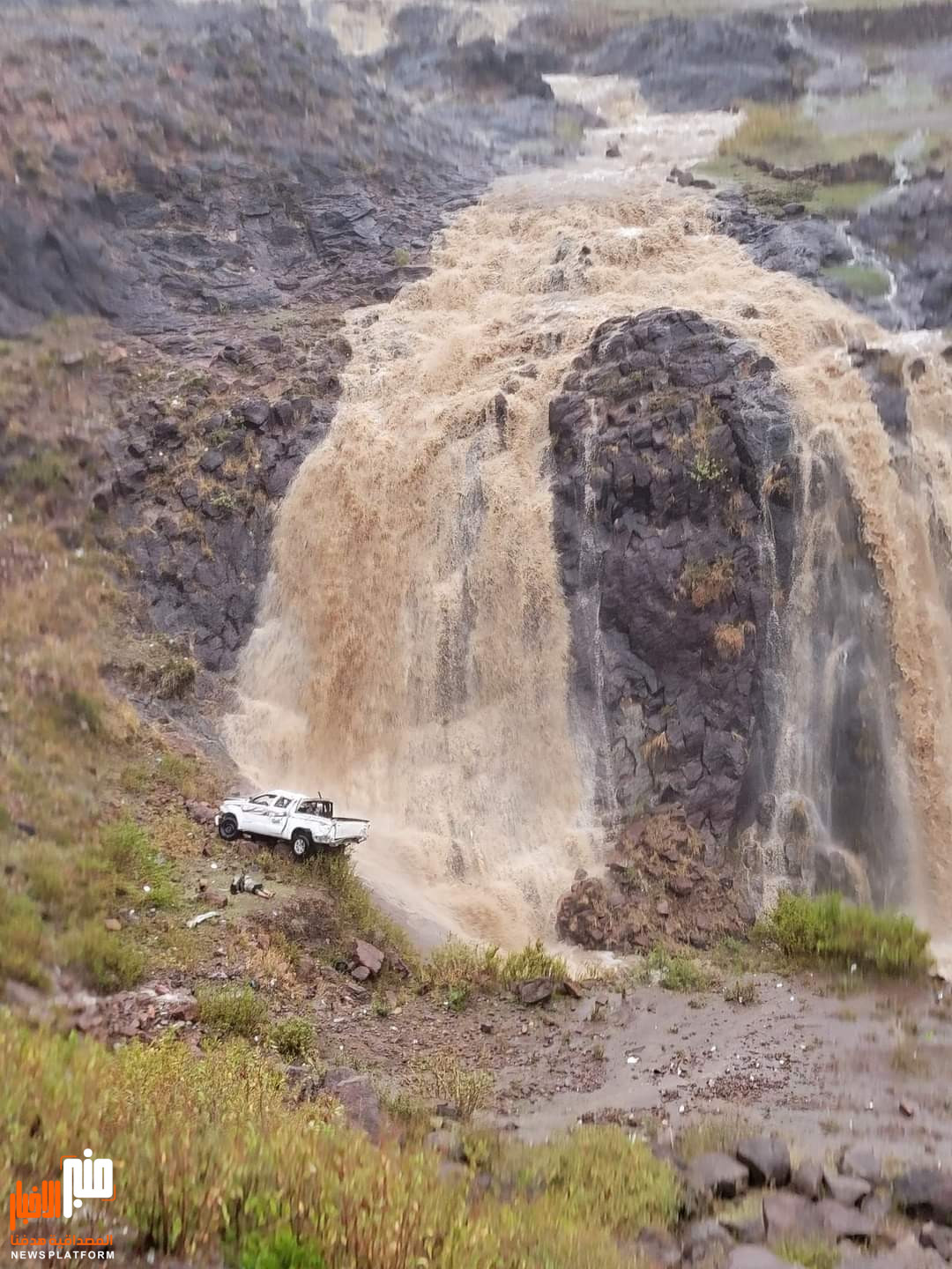 بسبب هطول الأمطار.. إنقلاب سيارة بجبل سمارة في إب