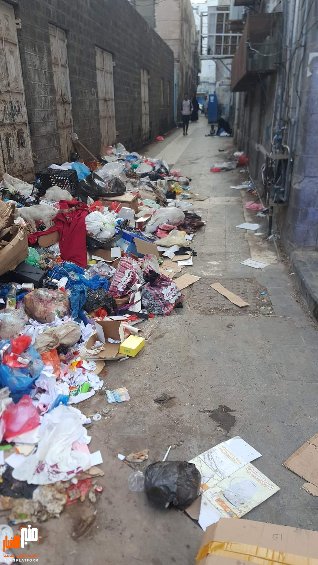 القمامة تغلق ممر شهير في عدن (صورة)