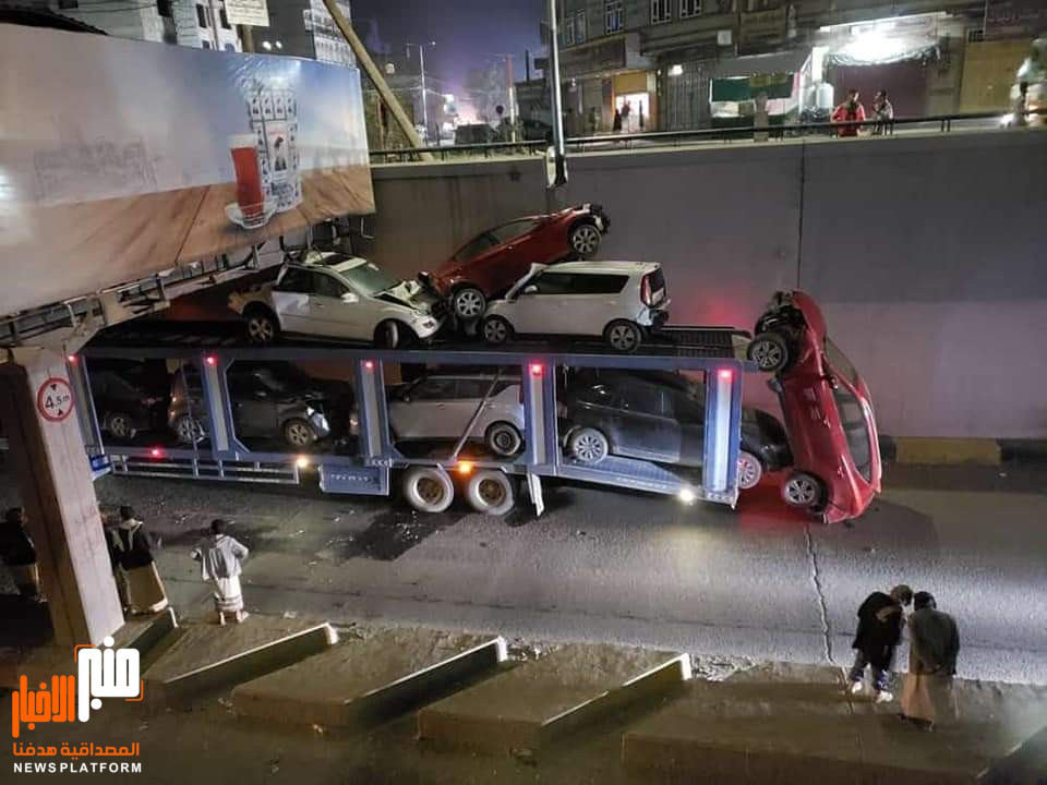 سائق قاطرة يرتكب مجزرة بحق هؤلاء السيارات تحت احد الانفاق بصنعاء (صورة)