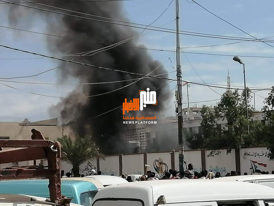 صور ة أولية .. دخان يتصاعد من داخل مبنى المجلس المحلي بالشيخ عثمان في عدن
