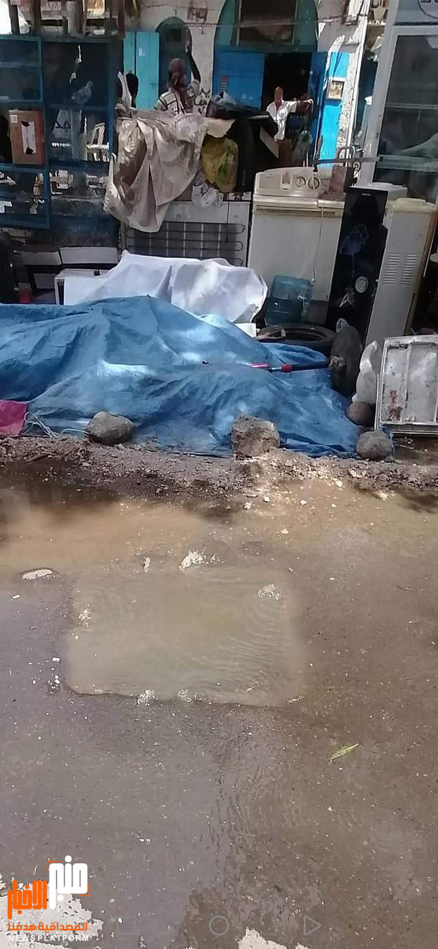طفح لمياه الصرف الصحي أمام فرزة المعلا في صيرة (صورة)