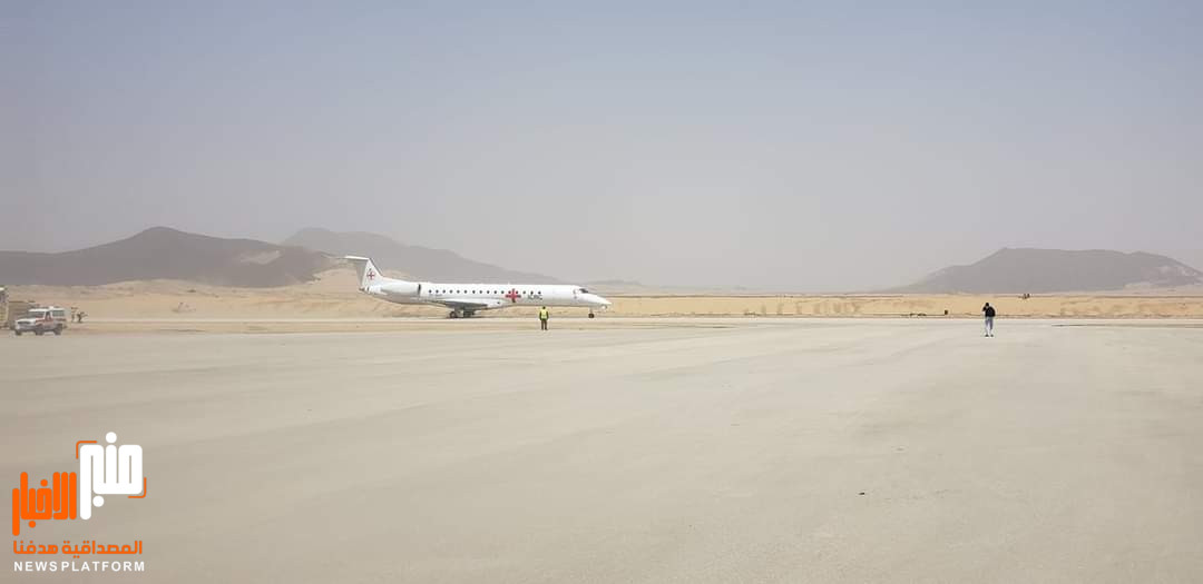عاجل :طائرة الصليب الأحمر تقلع بالدفعة الأولى مع أسرى جماعة الحوثي من مطار مأرب (صورة)