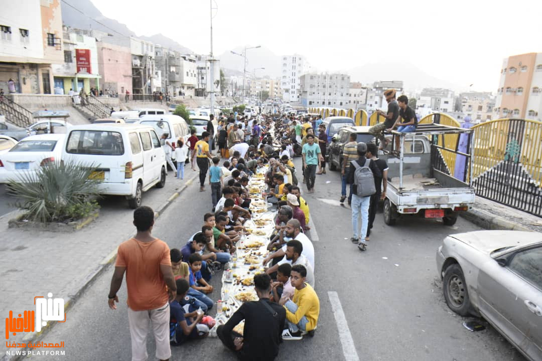 أسرة وأهالي حي الشهيد خطاب تنظم مائدة إفطار ووجبة عشاء إحتفالاً بذكرى تحرير العاصمة عدن*