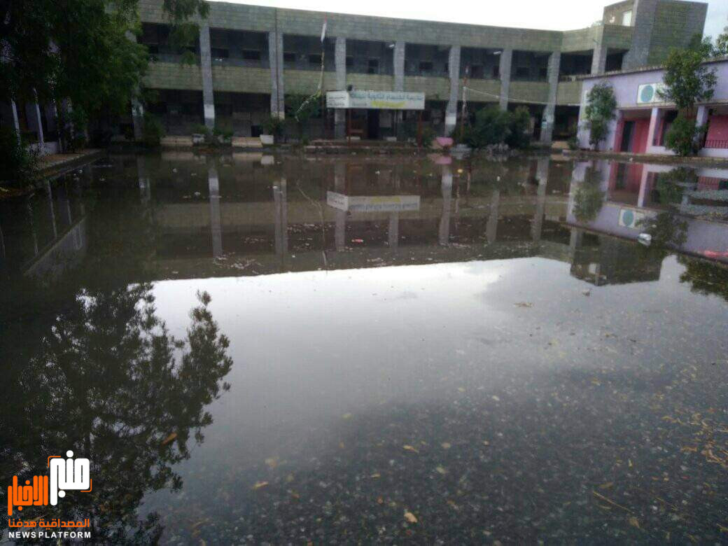 مياه الأمطار تغرق مدرسة عريقة في الحديدة