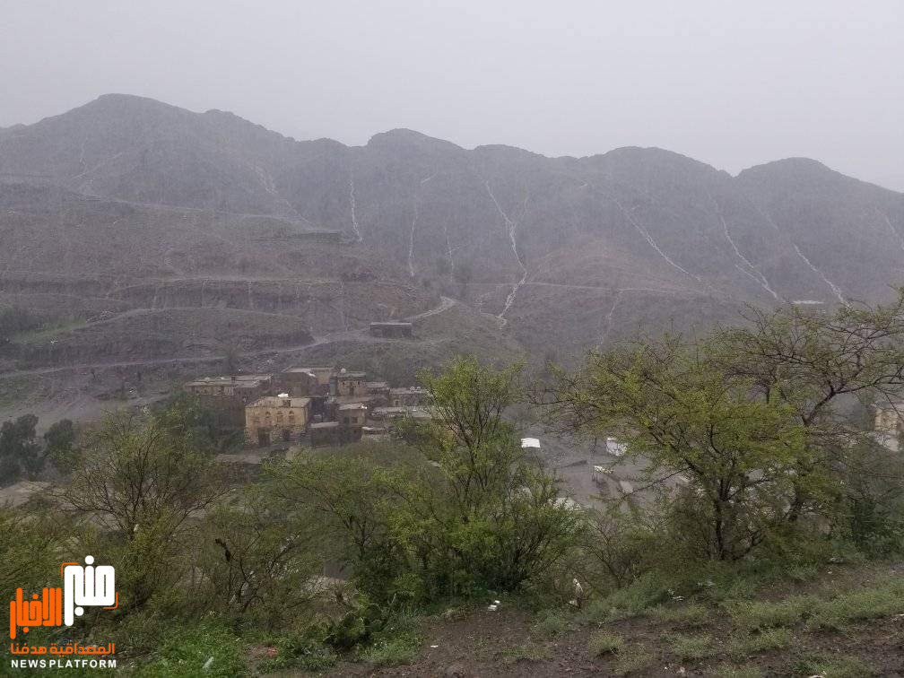 يحدث الان.. هطول أمطار غزيرة على هذا المكان في صنعاء (صورة)