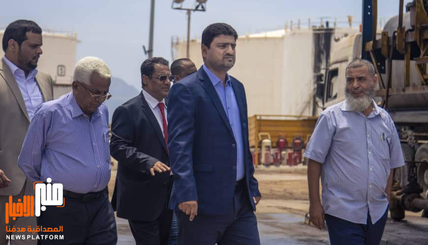 طارق منصور يزور المنشأة النفطية في البريقة لتهنئة العاملين