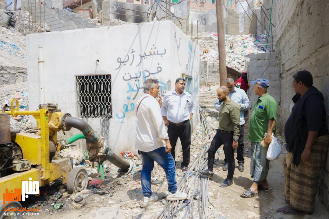 مدير صيرة يوجه بمعالجة مشكلة شبكة الصرف الصحي بحي الحفيرة بالمديرية