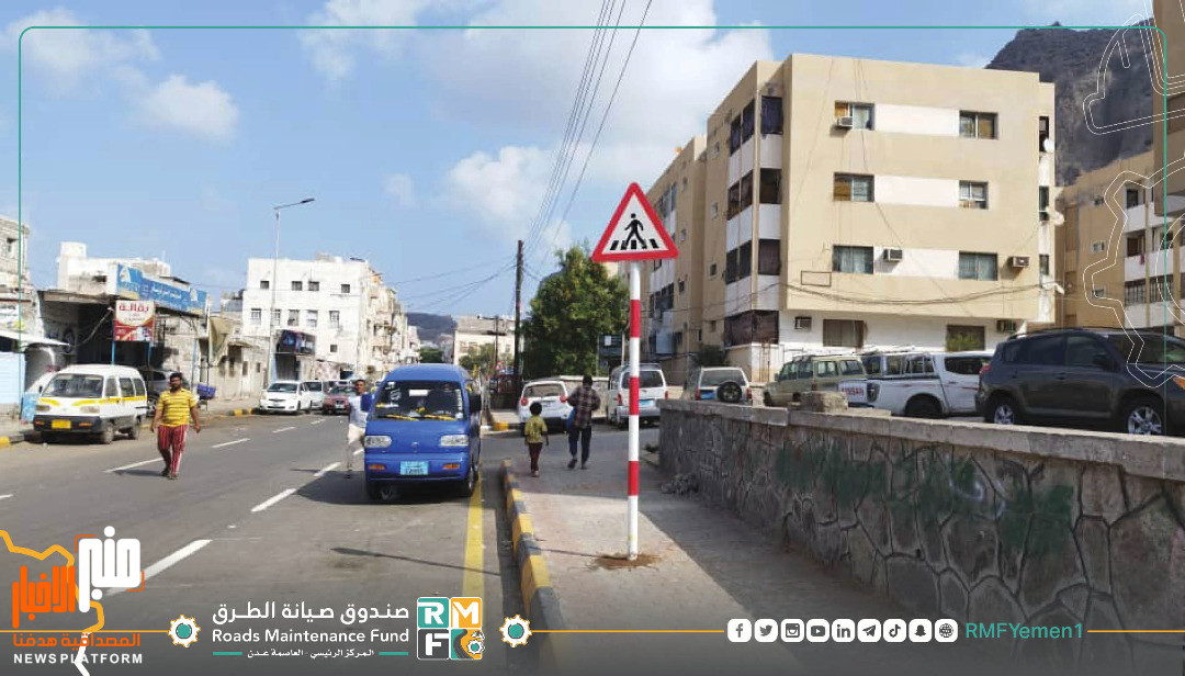تركيب إشارات السلامة المرورية بشارع السواعي في عدن
