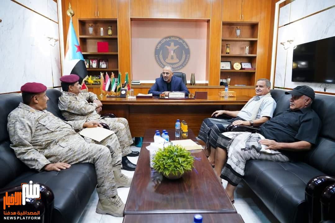 الرئيس الزُبيدي يناقش مع وزير الدفاع آخر المستجدات الميدانية في جبهات المواجهة مع مليشيا الحوثي