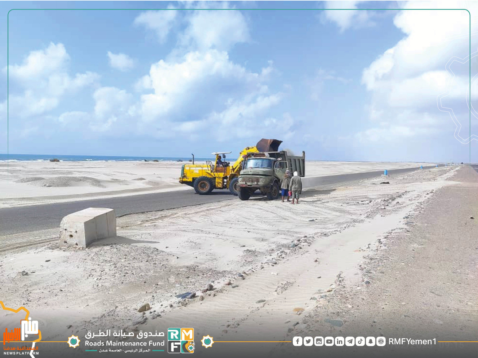 صندوق صيانة الطرق يواصل الحرب ضد الرمال في أبين