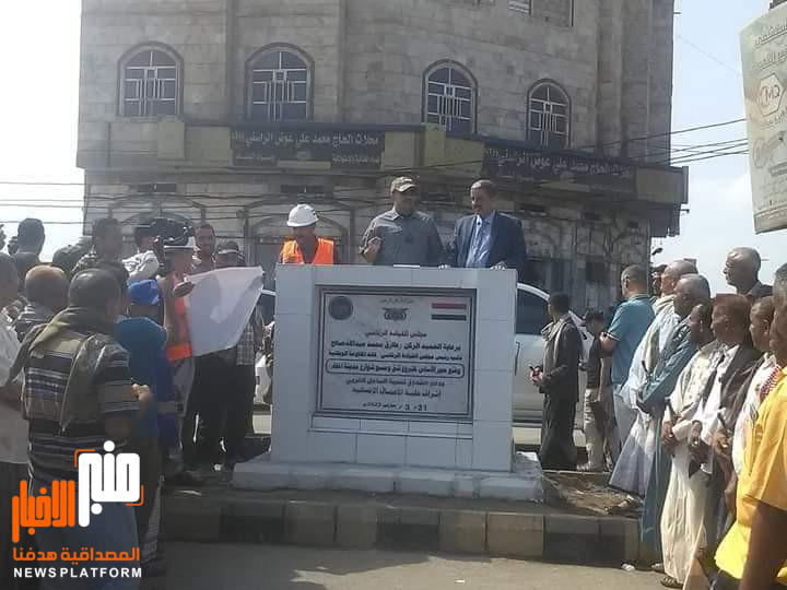 العميد طارق صالح يضع حجر الأساس لمشروع شق ومسح شوارع مدينة المخاء