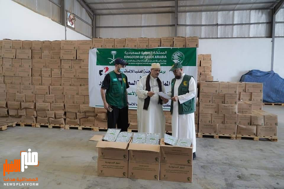 مركز الملك سلمان للإغاثة يسلّم 100 طن من التمور هدية المملكة إلى اليمن