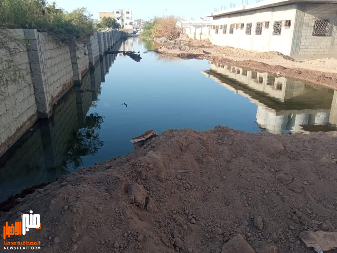 مياه الصرف الصحي تُحاصر منازل المواطنين بالمنصورة في عدن (صورة)