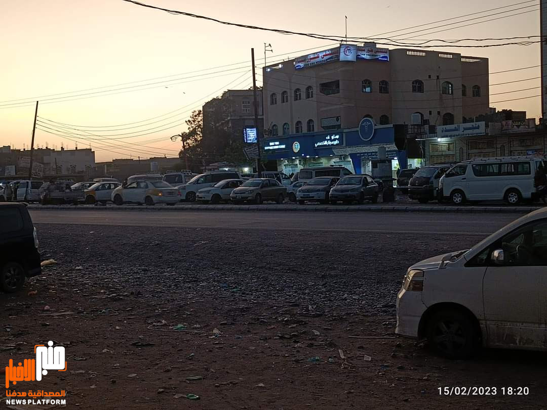 إستياء واسع بسبب وقوف سيارات الأجرة  أمام مدخل مستشفى في لحج
