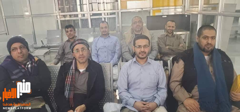 تعرف على الصحفيون الأربعة ونجل علي محسن الأحمر في مطار صنعاء قبيل انطلاق رحلتهم إلى مأرب