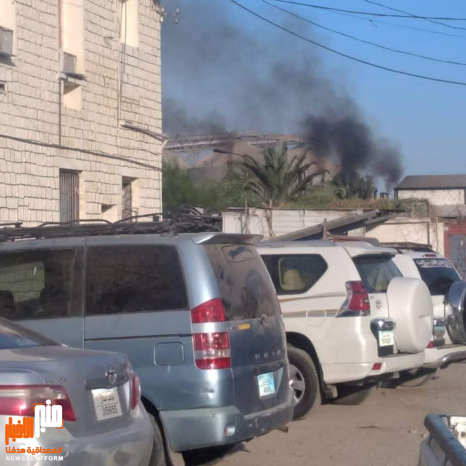 تعرف على سبب الدخان المتصاعد صباح اليوم من التواهي في عدن