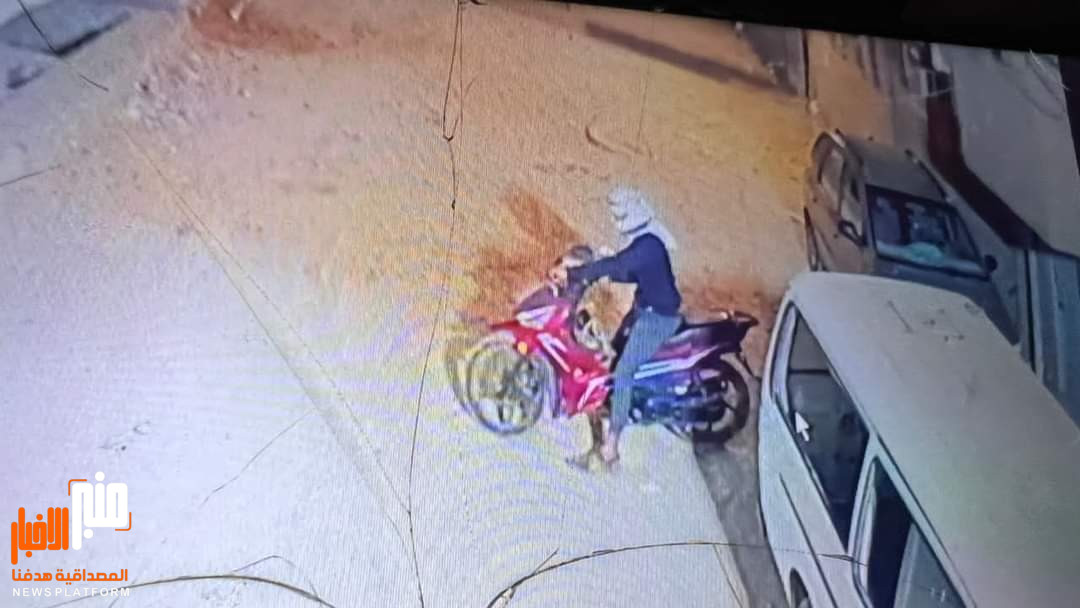 شاهد أول صورة لسائق الدراجة النارية الذي ألقى القنبلة قبل قليل في عدن