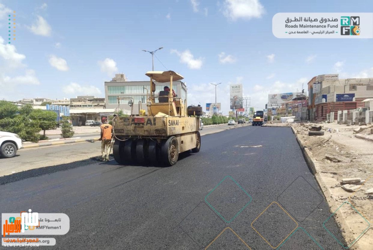 الفرق الفنية تواصل اعمال سفلتة خط " جولة الغزل الى جولة كالتكس"  بالمنصورة