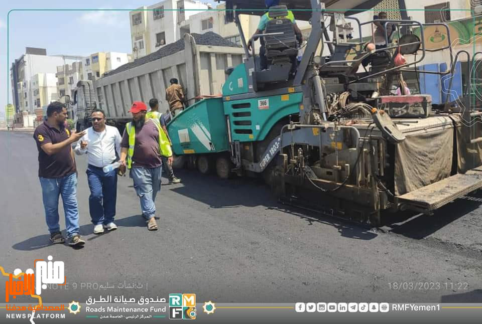 عدن.. تشهد أعمال سفلتة مشروع خط كالتكس إلى الغزل والنسيج