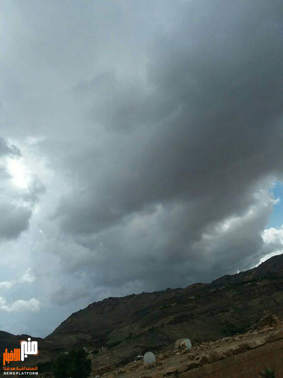 صورة وحدث..سحابة عملاقة الان فوق بني مطر وحزيز في صنعاء
