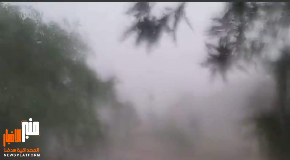 أمطار غزيرة تشهدها مديرية طور الباحة في لحج (صورة)