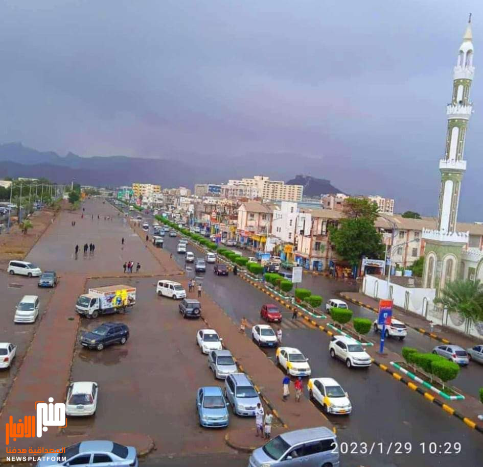 عقب أمطار غزيرة.. هكذا تبدو ساحة العروض في عدن