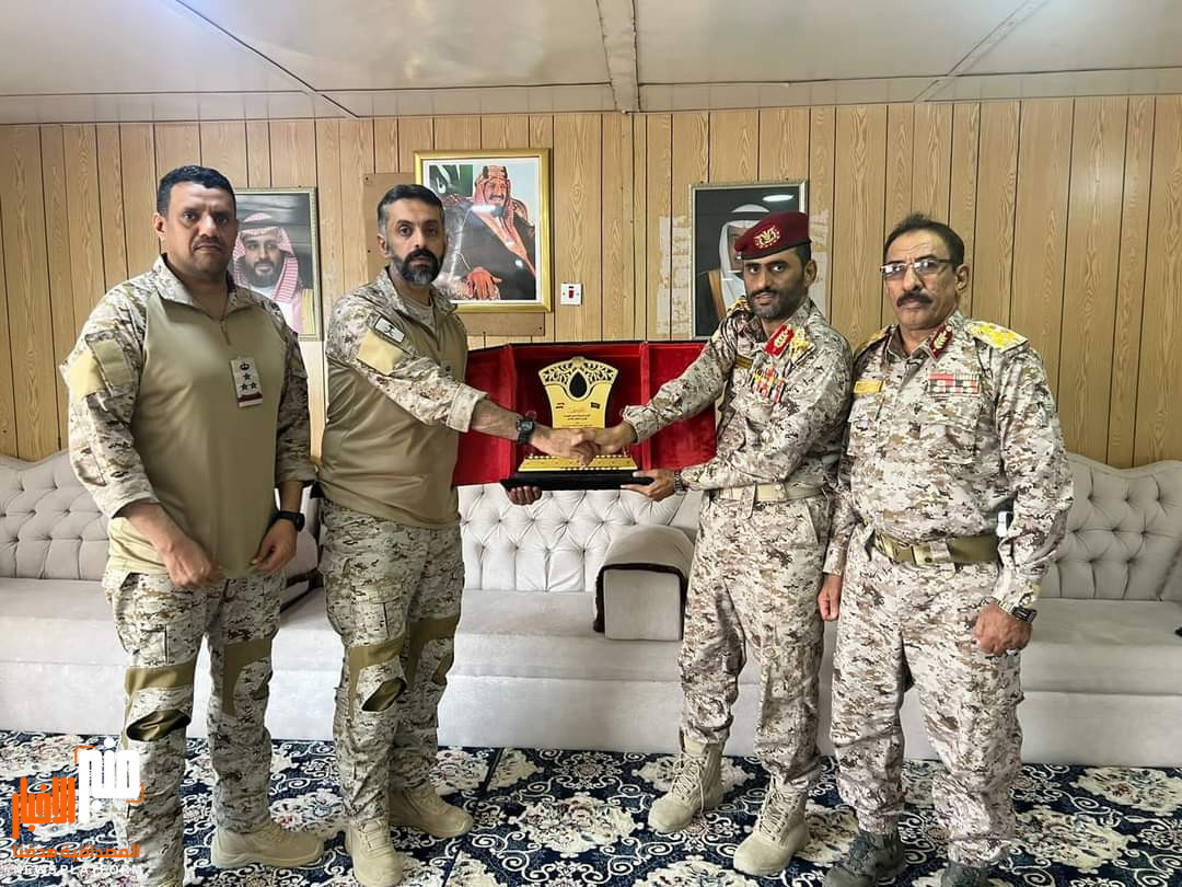 اللواء مرصع يكرم قائد قوات التحالف بالمهرة لجهوده دعم وحدات محور الغيضة
