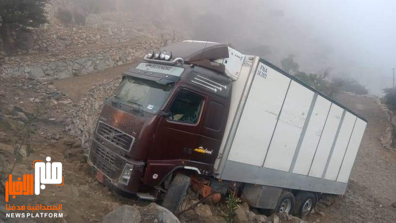 عاجل :خروج شاحنة عن طريقها في نجد ظمران خط القبيطة