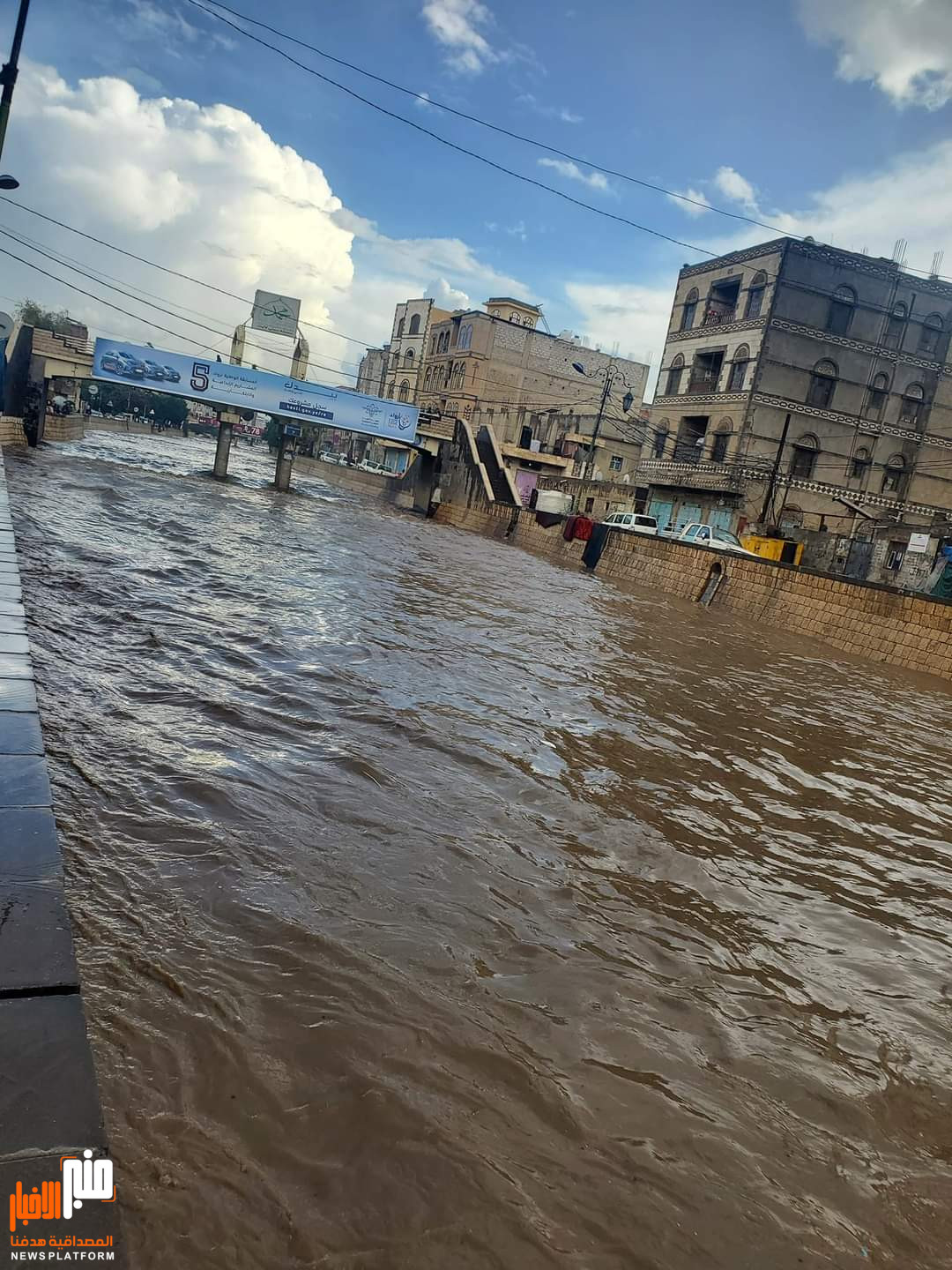 صورة..سيول جارفة هكذا تبدو الان  سائلة صنعاء