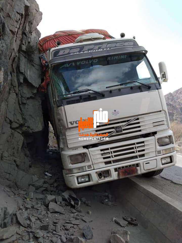 عاجل : إنقلاب شاحنة بخط حيوي في لحج