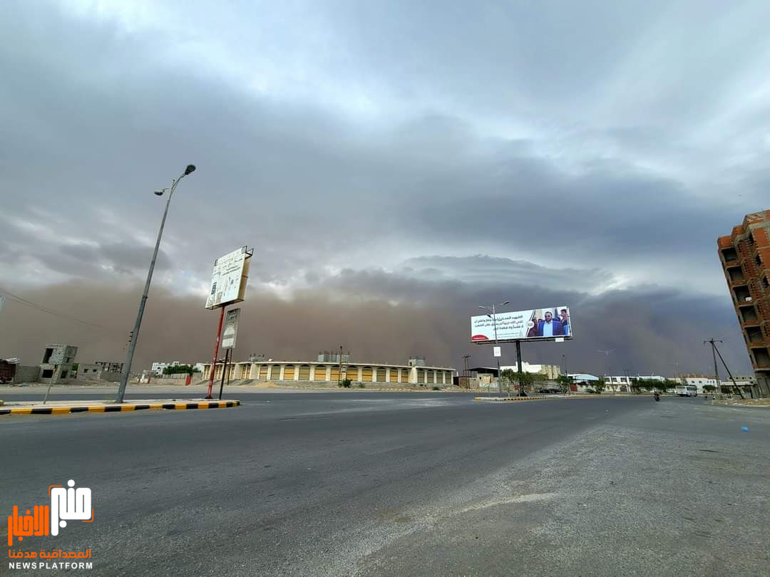 عاصفة رملية تضرب الان شرق الحديدة (صورة)