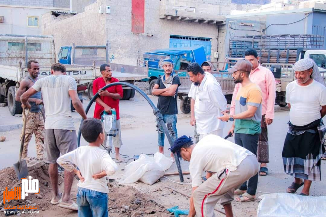 بن جرادي يشرف على أعمال تغيير أنابيب شبكة مياه بحي الجماله